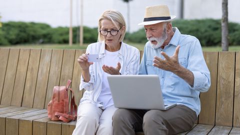 Imagen de archivo de una pareja con problemas a la hora de realizar una compra online