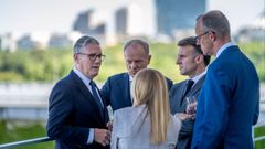 Donald Tusk, Emmanuel Macron, Friedrich Merz y Giorgia Meloni conversan con el brit�nico Keir Starmer durante la recepci�n en Berl�n