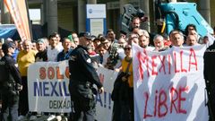 Los bateeiros ayer mostrando pancartas de protesta a las puertas del recinto ferial