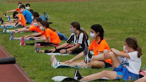 Atletas entrenan en las instalaciones deportivas de San Lazaro en Oviedo