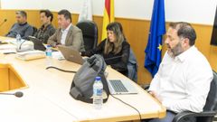 En la imagen, interviene el portavoz del PSOE, Lois Garc�a Carballo. En el centro, el alcalde de Ponteceso, Jos� Manuel Mato.