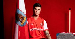 El futbolista vigu�s y exc�ltico Sergio Barcia, posando junto a la bandera de Vigo y con la camiseta de su nuevo club, el Braga.