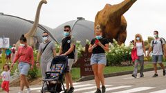 Grupos de turistas que aprovechan el d�a nuboso, este martes, en el Museo del Jur�sico de Asturias (MUJA)