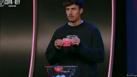 Samu Mayo mostrando la papeleta del Pontevedra CF en el sorteo de Copa del Rey