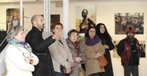 Alfredo González Ruibal realizó una visita guiada por la muestra inaugurada ayer en el Museo.