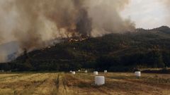 Acopio de forraje amenazado por un incendio en Monterrei