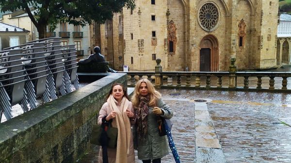 Las hermanas sevillanas, en la Praza da Catedral