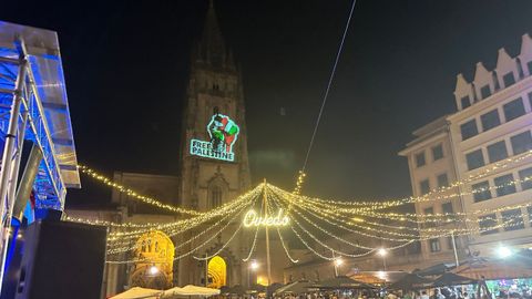Proyeccin de imgenes y banderas palestinas en la fachada de la catedral de Oviedo