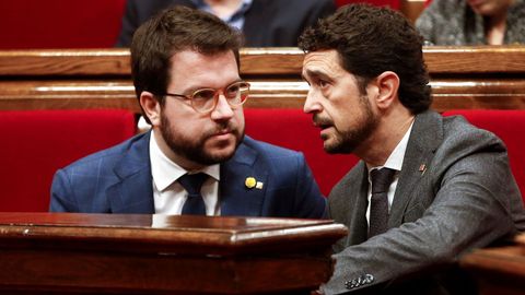 El vicepresidente del Gobierno catal�n, Pere Aragon�s conversa con el consejero del Territorio, Dami� Calvet, durante el debate en el Parlamento catal�n