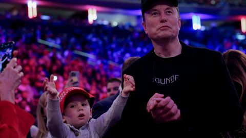 Musk y su hijo durante el mitin republicano en el Madison Square Garden, en Nueva York.