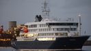 El crucero MV Hondius fondea cerca del puerto de Granadilla.