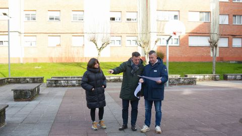 Visita del alcalde de As Pontes y los concejales, ayer a la plaza donde se har la pista multideporte