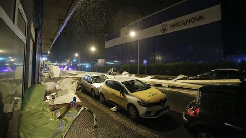 Las planchas metlicas desprendidas el tejado de Pescanova cayeron a la carretera