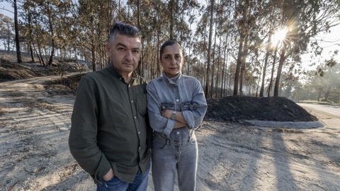 Rafael Varela y su pareja, Silvia Facal, ayer en Balars cuando se disponan a ir a su negocio, el Hotel Balars.
