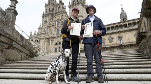 Elisardo y Marta, padre e hija, han realizado en los últimos años el Camino Francés, (desde Sarria), el Portugués (desde Valença do Minho), el Inglés (Ferrol), el Camino a Muxía-Fisterra, el de la Plata (Ourense), A Orixe (Corrubedo) y del Norte (Vilalba). Salvo en la primera de las peregrinaciones, en el resto les acompañó la perra de Marta.