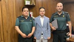 El capit�n Jos� Luis Casas, el presidente de los farmac�uticos, Santiago Leyes, y el agente Roberto Valente