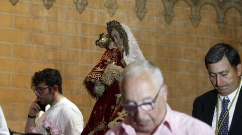 La imagen de la patrona de Monforte, sin su habitual corona y ya de vuelta en la iglesia de San Vicente tras la accidentada procesión de este Martes de Pascua