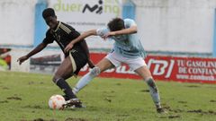Rolle intenta quitar la pelota a un futbolista del Celta C