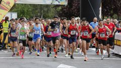 Salida de la carrera de adultos del circuito Correndo por Ourense en el barrio de O Vinte�n.