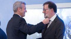 Rajoy y Rueda se saludan en el desayuno informativo organizado en Madrid