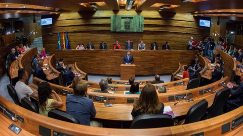 El socialista Adri�n Barb�n (c) ha sido elegido presidente del Principado de Asturias 
