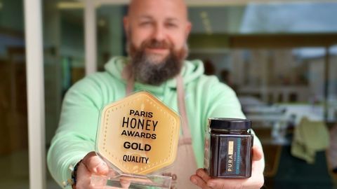 Toni Fern�ndez con la medalla de oro a la calidad concedida el a�o pasado a su miel, a la que ahora se han sumado otras dos
