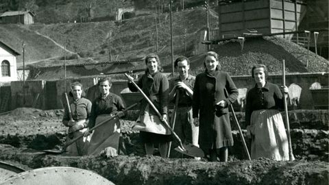Paleando el carbón en San Martín del Rey Aurelio (1949). Valentín Vega