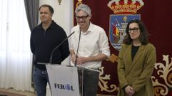 Iv�n Rivas, en el centro, flanqueado por los otros concejales del BNG en Ferrol, Roberto Montero y Mar�a do Mar L�pez, este mi�rcoles durante la rueda de prensa en la que anunci� que no concurrir� a las pr�ximas elecciones municipales.