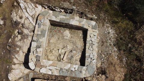 Una vista area de una parte del asentamiento romano de O Courel, que segn los arquelogos sirvi para labores de vigilancia. La estructura cuadrangular pudo ser una torre