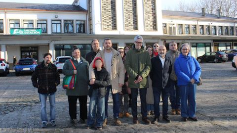 El diputado nacionalista en el Congreso, N�stor Rego -segundo por la derecha-, junto a otros representantes del BNG, este lunes en la estaci�n de tren de Ferrol.