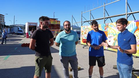 Dani Dávila, Suárez-Puerta, Fernández y Pérez Barral, durante el montaje de las atracciones