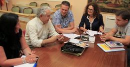 El regidor, flanqueado por los tenientes de alcalde, Casal y Rodr�guez, y los ediles L�pez y Vergara. 