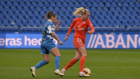 Millene disputa el bal�n con una rival durante el choque copero.