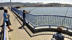 En la imagen, de archivo, pescadores en el puente de As P�as, que une Fene y Ferrol 