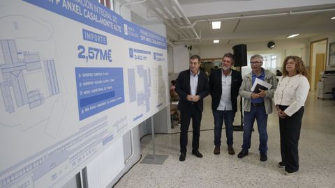 De izquierda a derecha: El conselleiro de Educacin, Romn Rodrguez; el director del CIFP nxel Casal, David Luaces; el jefe tcnico de la Xunta, Alfonso Jos Villaverde Rodrguez y la directora general de FP, Eugenia Prez
