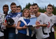 Una hija de Pedro da Cha recibe del capit�n Samuel una placa