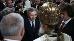 El magnate Bidzina Ivanishvili, en el centro de la imagen, en un acto religioso reciente