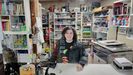 Bea García Arbesú es la responsable de la Librería Sobia de Lugones, que también opera como punto de recogida de SEUR