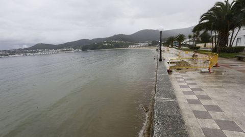 Playa de Covas con marea llena