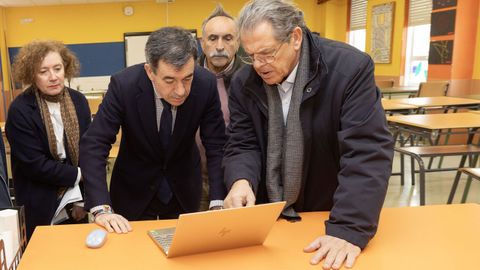 El conselleiro Rom�n Rodr�guez, en su visita al IES Eduardo Pondal (Ponteceso).