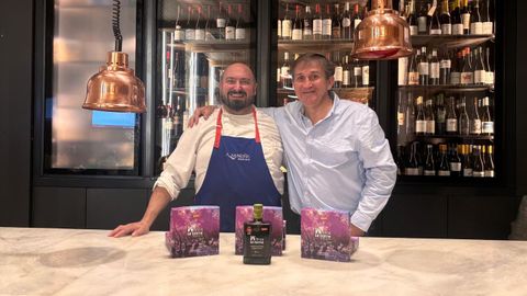 El chef Pablo Iglesias, que estuvo al frente del almuerzo celebrado en La tienda de A Mundi�a hace unas semanas, y Borja Adri�n, gerente de Finca La Torre.