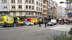 Bomberos de A Coru�a, Polic�a Loca y 061 en el local situado en la avenida Fisterra
