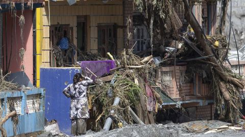 Una mujer ante su casa completamente arrasada en la localidad de Devighat