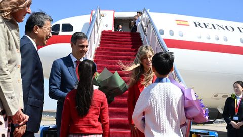 El presidente del Gobierno, Pedro S�nchez, acompa�ado de su esposa Bego�a G�mez, aterriz� este s�bado en el Aeropuerto Internacional de Pek�n,