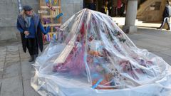 La concejala de Promoci�n Econ�mica, Yoya Blanco, con la burbuja gigante del Mercado de Pontevedra que ha sido da�ada 