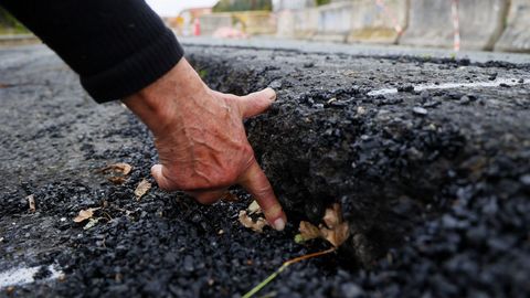 La carretera se hundi� un palmo en algunos puntos.