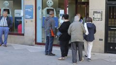 Colas a las puertas de la sede de Naturgy en Santiago para renovar el bono social hace un a�o