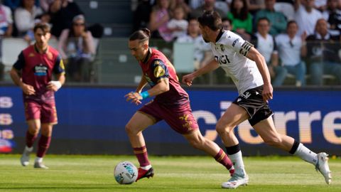 Luismi Cruz, conduciendo el bal&oacute;n ante Atienza.
