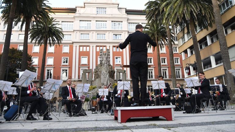 La Banda Municipal de A Coru�a en un concierto en los jardines de M�ndez N��ez