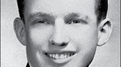 Imagen de un jovenc�simo Donald Trump, en la portada del libro de su sobrina Mary
